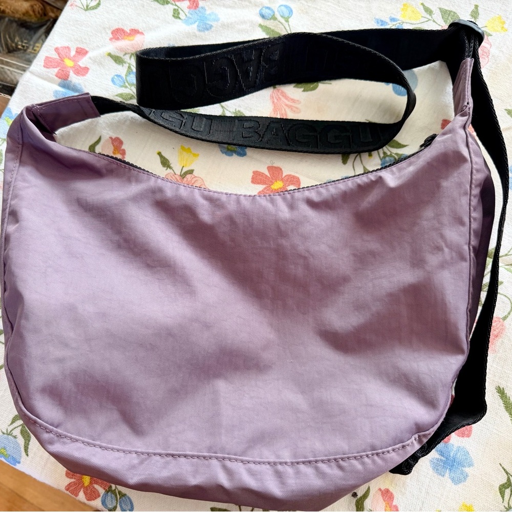 BAGGU U/O Exclusive Medium Crescent Nylon Bag with Logo Strap - Picture 4 of 4